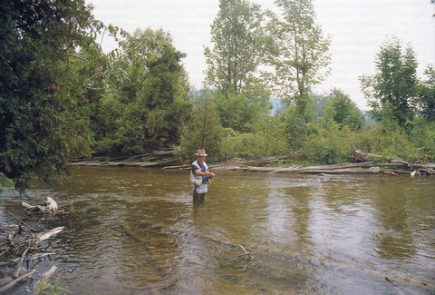 Ed Davis pêchant à la sèche vers l’amont de la rivière Beaver