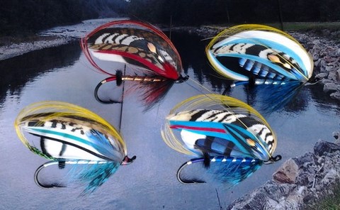 Sur la photo, une reproduction de quatre mouches de Paul Bean