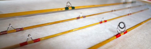      J'ai acheté tout récemment d'un Anglais du Surrey, au Royaume-Uni, une magnifique canne Spey de 12 pieds, faite de bambou de forme hexagonale. Cette canne en parfaite condition a été fabriquée dans les ateliers Hardy en 1917. Nul doute qu'au début du siècle, plusieurs pêcheurs ont tenté leur chance sur nos rivières à saumon avec ce type de cannes. J'ai aussi mis la main sur une canne de Joseph Boivin, achetée chez un antiquaire de Québec. Il était fabricant de cannes à moucher à Québec, dans le quartier Les Saules, au début du 20e siècle. Les cannes de Boivin étaient faites de lancewood, un bois exotique. Par contre, ce qui fait la particularité de Boivin, c'est qu'il fabriquait de magnifiques petits coffres de bois pour remiser les brins des cannes, 03